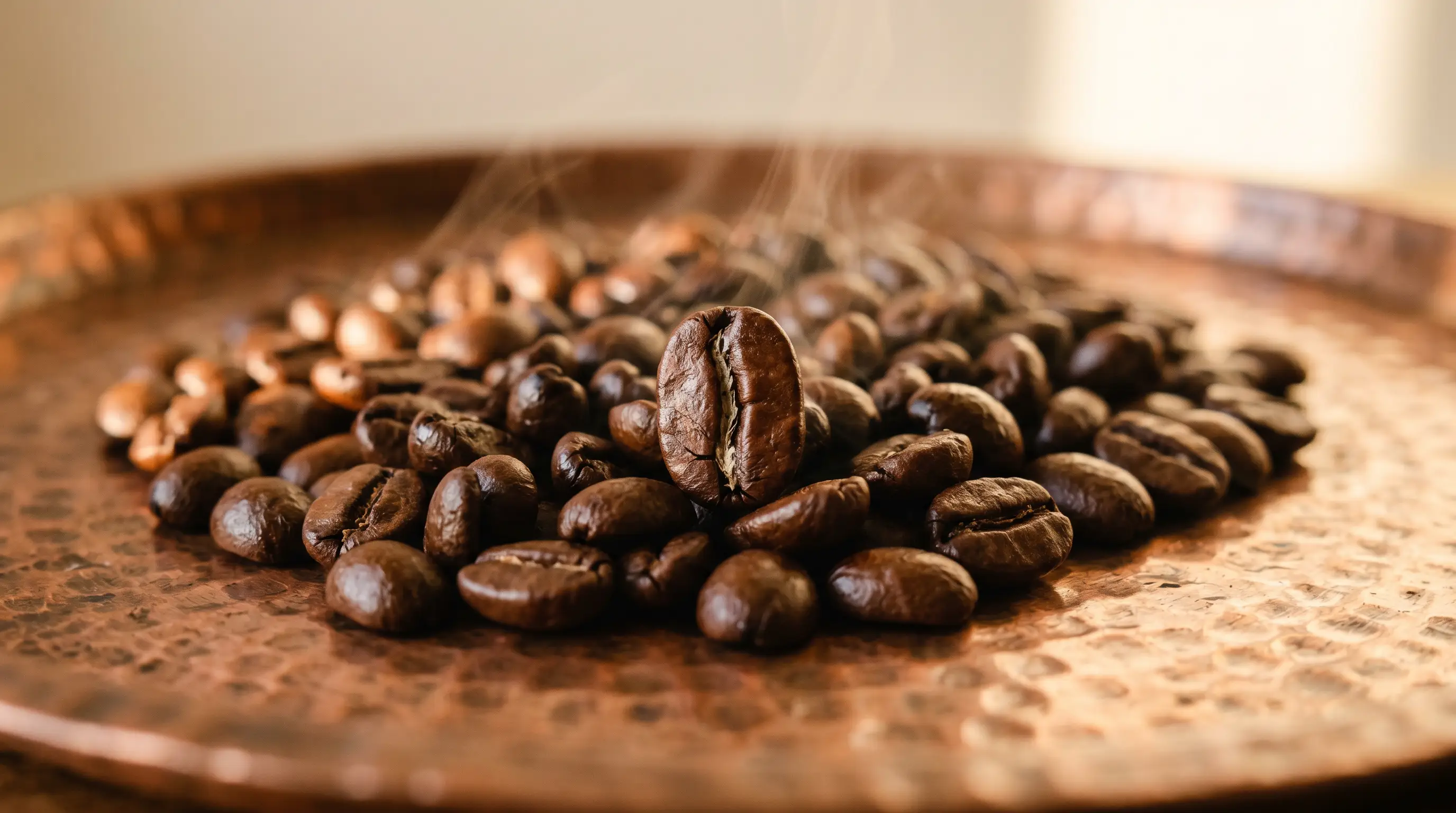 Frisch geröstete Kaffeebohnen auf einem Kupfertablett